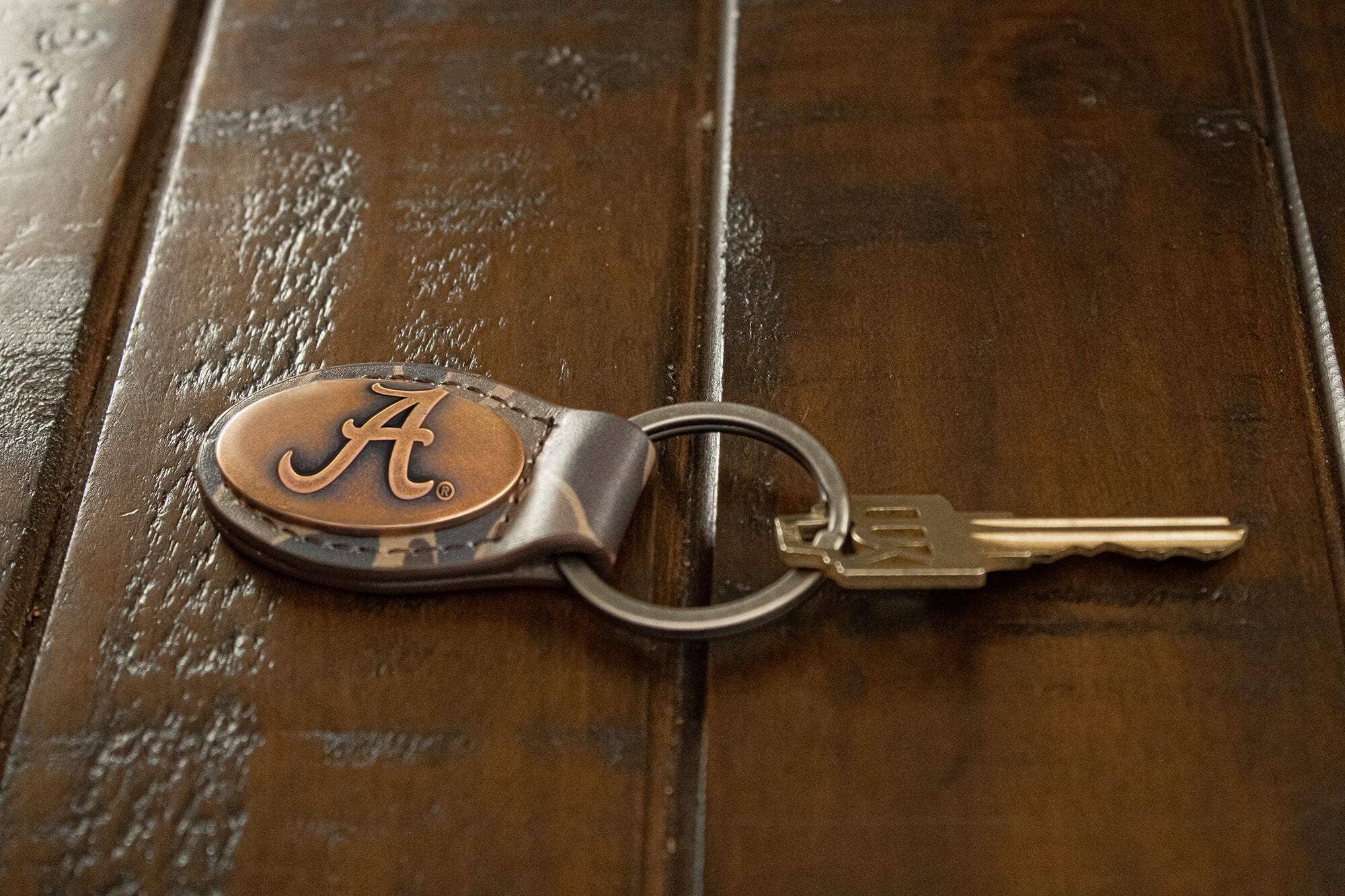 Alabama Crimson Tide Oval Camo Leather Key Fob.